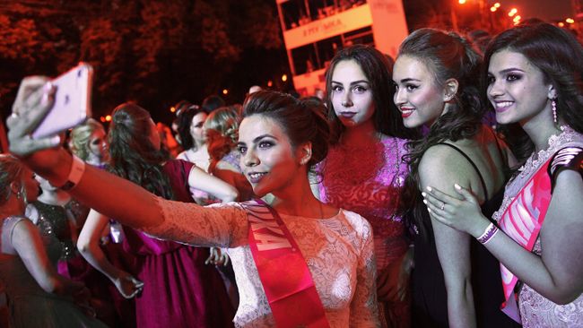 Выпускницы российских школ на празднике выпускников в Центральном парке культуры и отдыха имени Горького в Москве