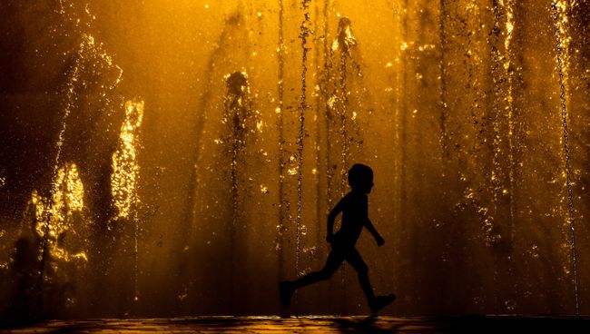 Дети играют в фонтане. Архивное фото