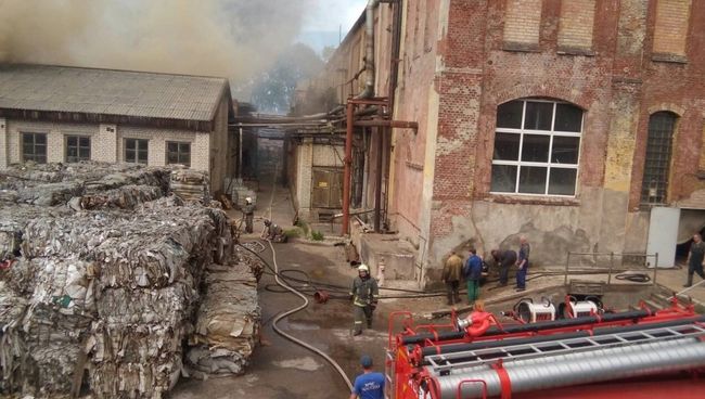 Пожар в цеху по производствы бумажных изделий на Заводском переулке в городе Советске. Архивное фото