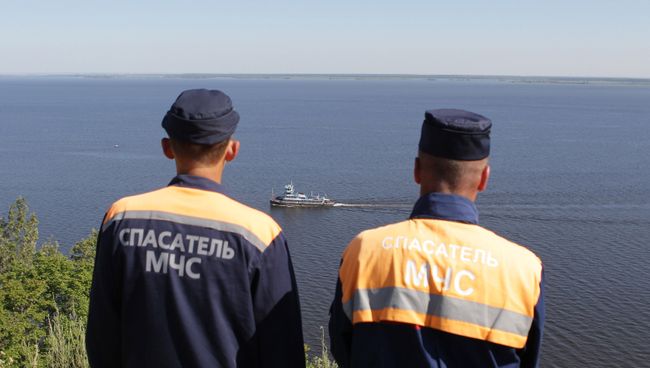 Сотрудники МЧС смотрят на Куйбышевское водохранилище на Волге. Архивное фото Сотрудники МЧС смотрят на Куйбышевское водохранилище на Волге. Архивное фото