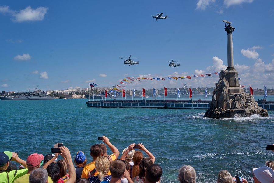 Во время военно-морского парада в Севастополе Во время военно-морского парада в Севастополе