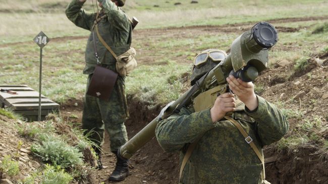 Военнослужащие во время учений Народной милиции ЛНР. Архивное фото Военнослужащие во время учений Народной милиции ЛНР. Архивное фото