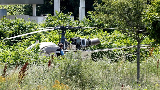 Сотрудник правоохранительных органов Франции возле брошенного вертолета. 1 июля 2018 Сотрудник правоохранительных органов Франции возле брошенного вертолета. 1 июля 2018