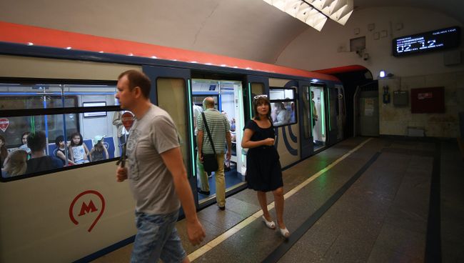 Электронное табло в московском метро с обратным отсчетом времени до прибытия поезда