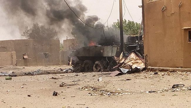 Бронированная машина дымится после взрыва в Гао, северо-западный Мали. 1 июля 2018 Бронированная машина дымится после взрыва в Гао, северо-западный Мали. 1 июля 2018