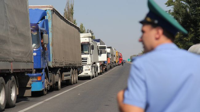 Грузовики на российско-украиской границе. Архивное фото Грузовики на российско-украиской границе. Архивное фото