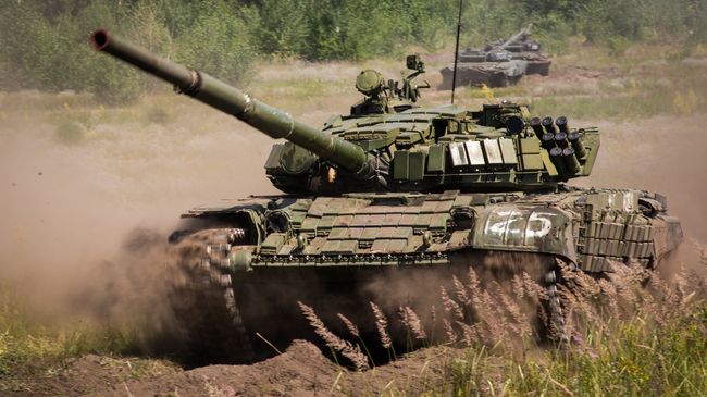 Основной боевой танк Т-72Б1 на полигоне Погоново в Воронежской области Основной боевой танк Т-72Б1 на полигоне Погоново в Воронежской области