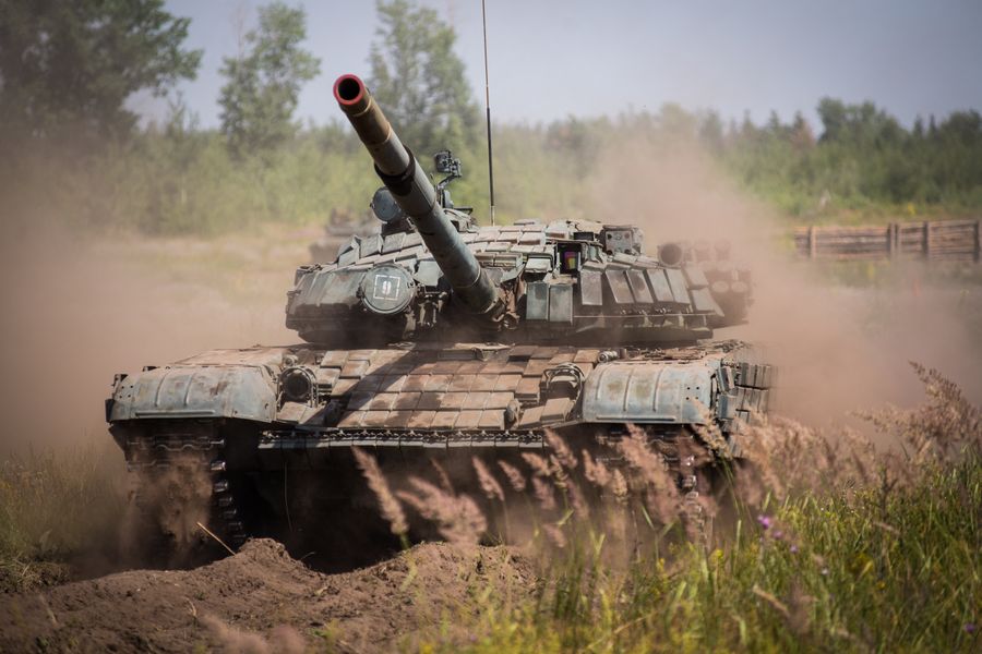 Основной боевой танк Т-72Б1 на полигоне Погоново в Воронежской области Основной боевой танк Т-72Б1 на полигоне Погоново в Воронежской области