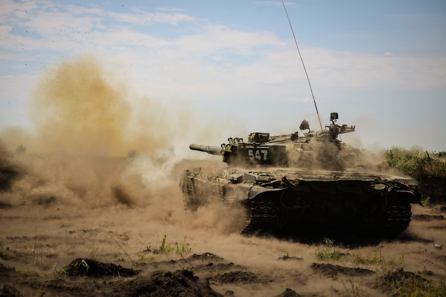 Основной боевой танк Т-72Б1 на полигоне Погоново в Воронежской области Основной боевой танк Т-72Б1 на полигоне Погоново в Воронежской области