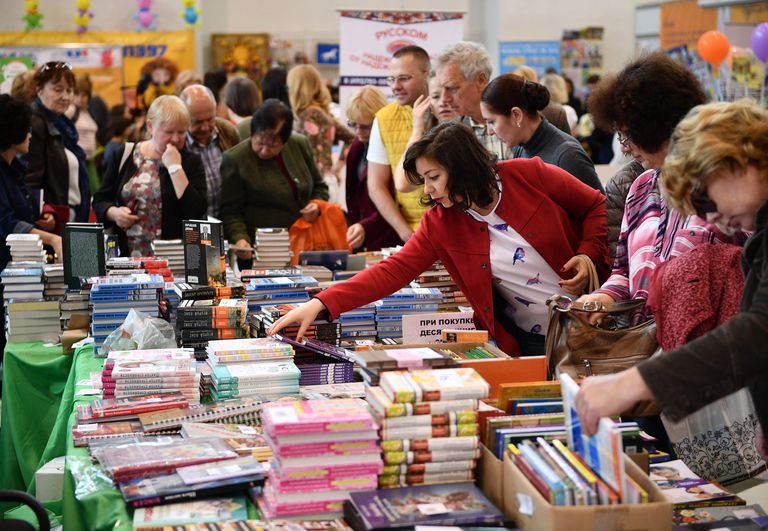 Посетители на 30-й Московской международной книжной выставке-ярмарке в Москве Посетители на 30-й Московской международной книжной выставке-ярмарке в Москве