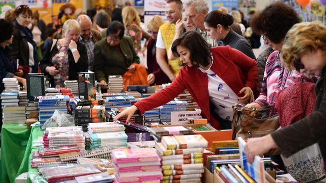 Посетители на 30-й Московской международной книжной выставке-ярмарке в Москве