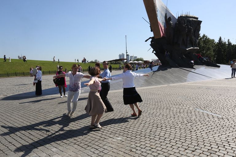 Зрители во время выступления оркестра курсантов Военного института (военных дирижеров) на Поклонной горе. 26 мая 2018 Зрители во время выступления оркестра курсантов Военного института (военных дирижеров) на Поклонной горе. 26 мая 2018