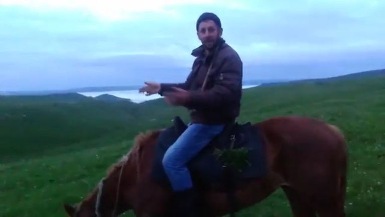 Алексей Скосырев пасет коней в Карачаево-Черкесии 