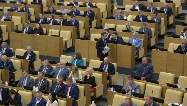 Депутаты на пленарном заседании Государственной Думы РФ. Архивное фото Депутаты на пленарном заседании Государственной Думы РФ. Архивное фото