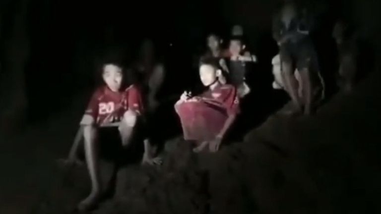 Спасатели в Таиланде готовятся вывести из пещеры найденных школьников