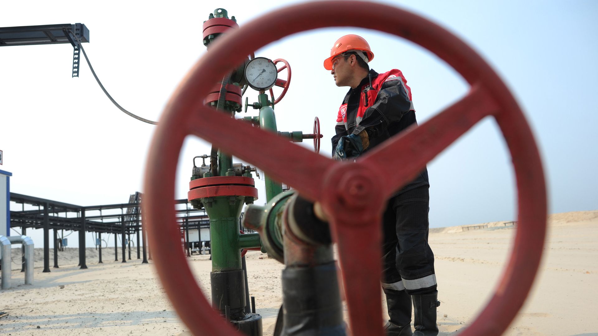 Оператор по добыче нефти компании Лукойл на нефтяном кусте в районе города Когалым Оператор по добыче нефти компании Лукойл на нефтяном кусте в районе города Когалым - РИА Новости, 1920, 09.08.2022