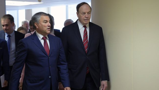 Председатель Государственной Думы РФ Вячеслав Володин и сенатор США от штата Алабама, председатель комитета Конгресса по ассигнованиям Ричард Шелби. 3 июля 2018 Председатель Государственной Думы РФ Вячеслав Володин и сенатор США от штата Алабама, председатель комитета Конгресса по ассигнованиям Ричард Шелби. 3 июля 2018