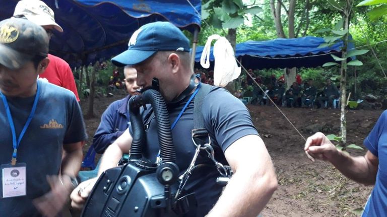 Максим и Бен показывают тайским боевым пловцам, как проходить узости в пещерах, сняв акваланг с плеч Максим и Бен показывают тайским боевым пловцам, как проходить узости в пещерах, сняв акваланг с плеч