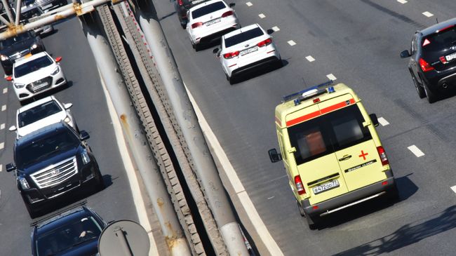 Автомобили едут по улице Автомобили едут по улице