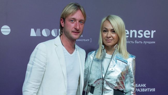 Продюсер Яна Рудковская и фигурист Евгений Плющенко перед премьерой официального фильма Игр в Сочи Кольца мира в кинотеатре Москва