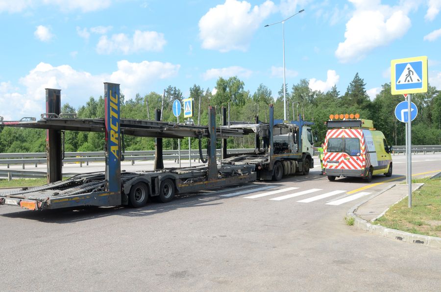 Грузовой автомобиль и машина Службы аварийных комиссаров на площадке отдыха трассы М-11
