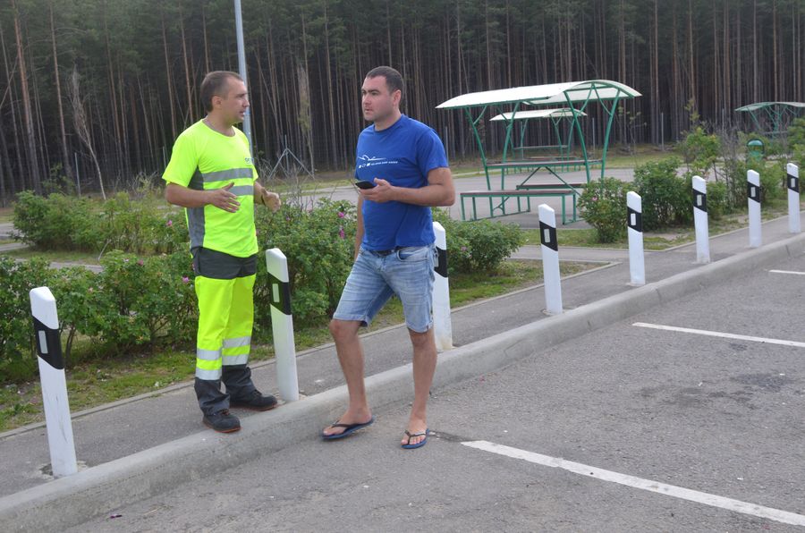 Сотрудник Службы аварийных комиссаров и водитель на трассе М-11