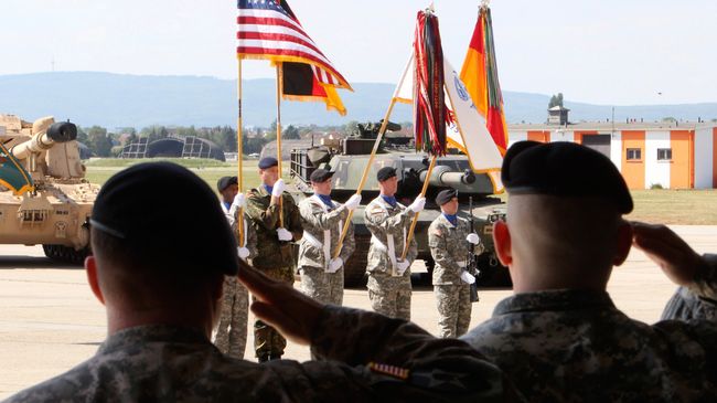 Американские военные на аэродроме армии США в Висбадене, Германия. Архивное фото Американские военные на аэродроме армии США в Висбадене, Германия. Архивное фото