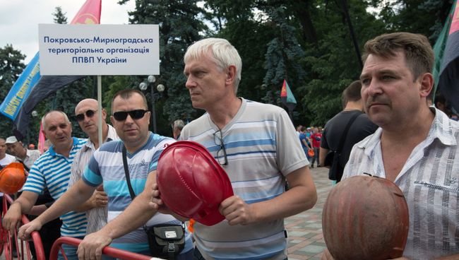 Шахтеры на митинге у здания Рады в Киеве, требующие погасить задолженность по зарплате. 5 июля 2018 Шахтеры на митинге у здания Рады в Киеве, требующие погасить задолженность по зарплате. 5 июля 2018