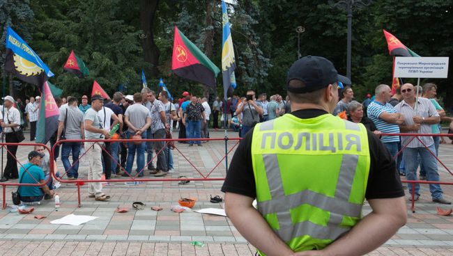 Полицейский на площади у здания Рады в Киеве. Архивное фото