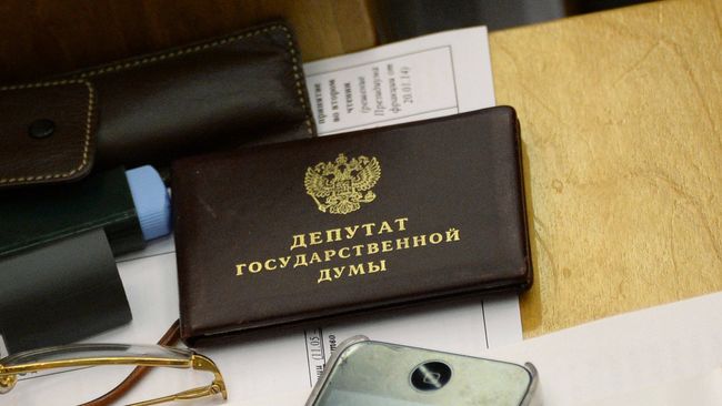 Рабочее место в зале заседаний Госдумы РФ. Архивное фото Рабочее место в зале заседаний Госдумы РФ. Архивное фото