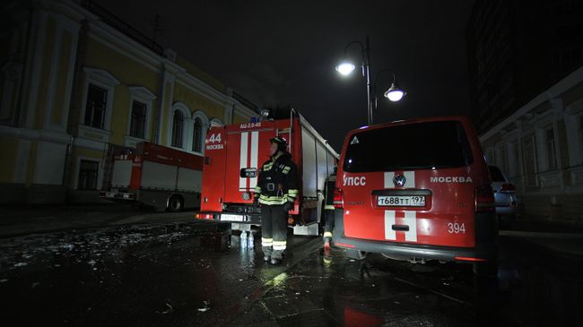 Автомобили МЧС у жилого дома на Пятницкой улице в Москве, в котором произошел пожар. 6 июля 2018 Автомобили МЧС у жилого дома на Пятницкой улице в Москве, в котором произошел пожар. 6 июля 2018