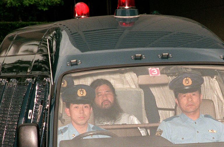 Глава религиозной секты Сёко Асахара в полицейском автомобиле в Токио. 1995 год Глава религиозной секты Сёко Асахара в полицейском автомобиле в Токио. 1995 год