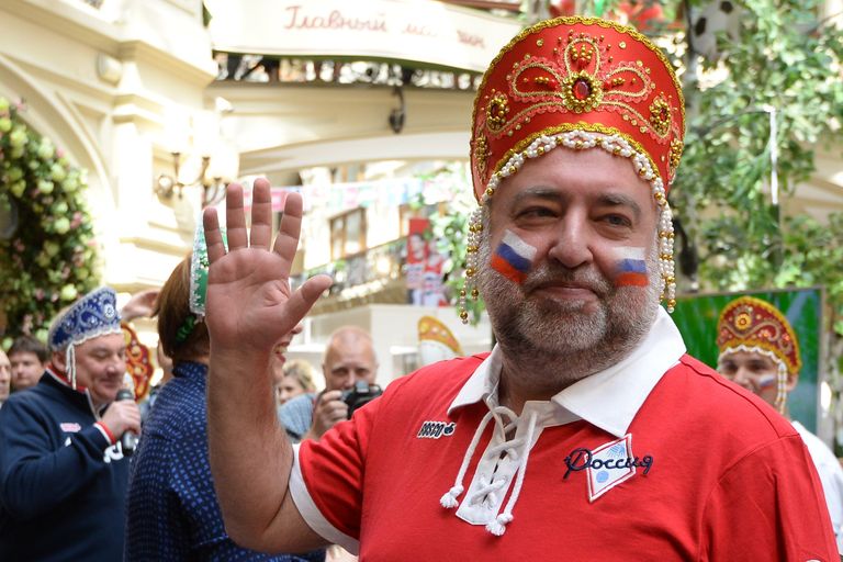 Герой интернет-мема Дмитрий Гнатюк во время акции в поддержку сборной России по футболу Сжуем за Родину! в ГУМе