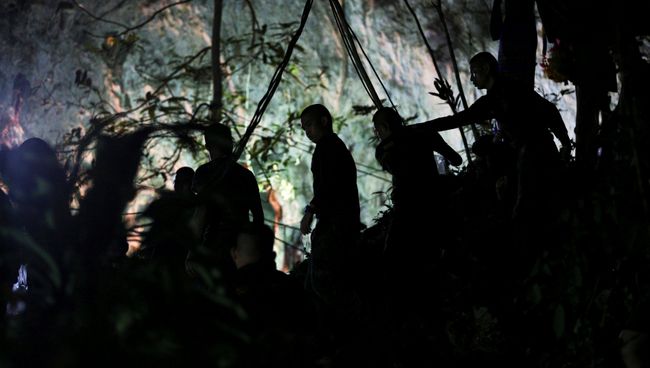 Военные у пещеры Тхам Луанг в провинции Чиангмай, Таиланд Военные у пещеры Тхам Луанг в провинции Чиангмай, Таиланд