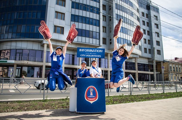 Волонтеры быстро ориентируются в операционных процессах аэропорта, самостоятельно решают множество вопросов, помогают болельщикам Волонтеры быстро ориентируются в операционных процессах аэропорта, самостоятельно решают множество вопросов, помогают болельщикам