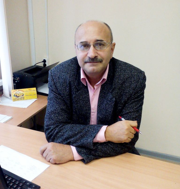 Евгений Иванов работает преподавателем английского языка в школе уже много лет