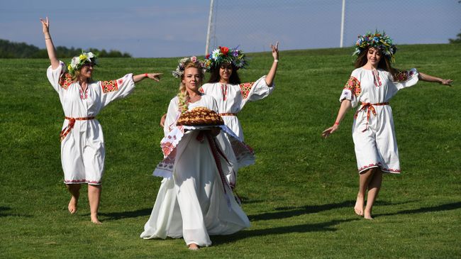 Девушки во время праздника Ивана Купалы Девушки во время праздника Ивана Купалы