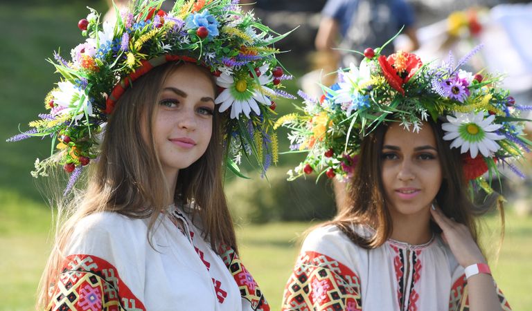 Девушки во время праздника Ивана Купалы в посёлке Куйбышево Бахчисарайского района