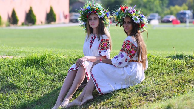 Девушки во время праздника Ивана Купалы в посёлке Куйбышево Бахчисарайского района. 6 июля 2018 Девушки во время праздника Ивана Купалы в посёлке Куйбышево Бахчисарайского района. 6 июля 2018