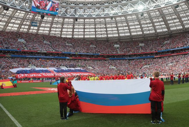 Вынос российского флага перед началом матча Испания - Россия Вынос российского флага перед началом матча Испания - Россия