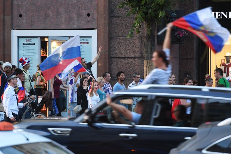 Болельщики радуются победе сборной России в матче 1/8 финала ЧМ-2018 по футболу между сборными Испании и России Болельщики радуются победе сборной России в матче 1/8 финала ЧМ-2018 по футболу между сборными Испании и России