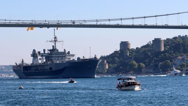 Флагманский корабль Шестого флота США USS Mount Whitney на пути к Черному морю. 7 июля 2018 Флагманский корабль Шестого флота США USS Mount Whitney на пути к Черному морю. 7 июля 2018