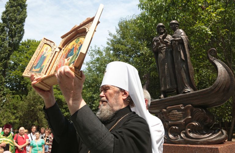 Митрополит Симферопольский и Крымский Лазарь во время открытия памятника святым Петру и Февронии в Детском парке в Симферополе. 8 июля 2018