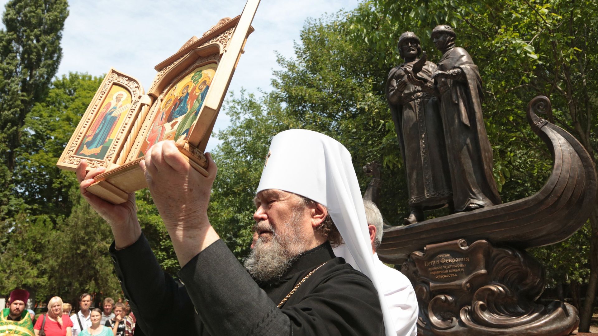Митрополит Симферопольский и Крымский Лазарь во время открытия памятника святым Петру и Февронии в Детском парке в Симферополе. 8 июля 2018 Митрополит Симферопольский и Крымский Лазарь во время открытия памятника святым Петру и Февронии в Детском парке в Симферополе. 8 июля 2018 - РИА Новости, 1920, 08.07.2021