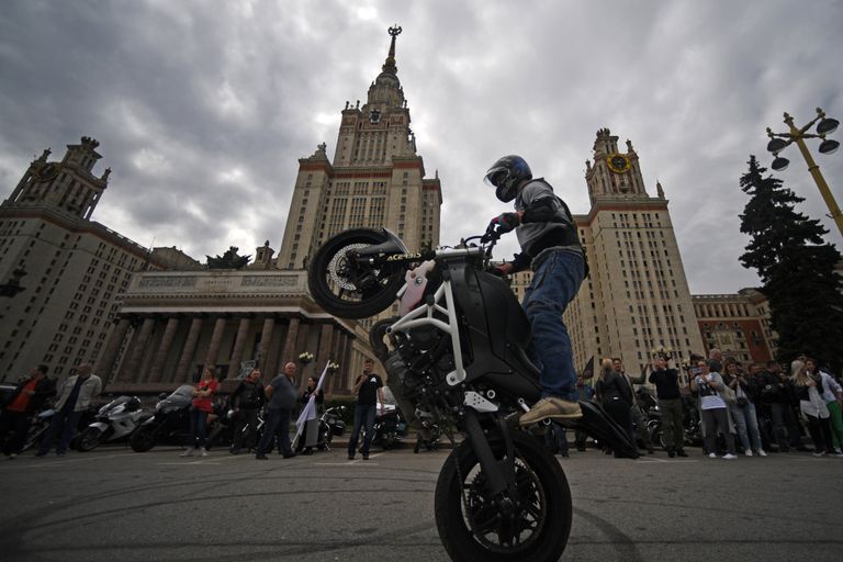 Байк-шоу у здания Московского государственного университета Байк-шоу у здания Московского государственного университета