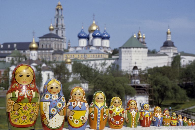 Русские матрешки, сфотографированные на фоне Троице-Сергиевой лавры Русские матрешки, сфотографированные на фоне Троице-Сергиевой лавры