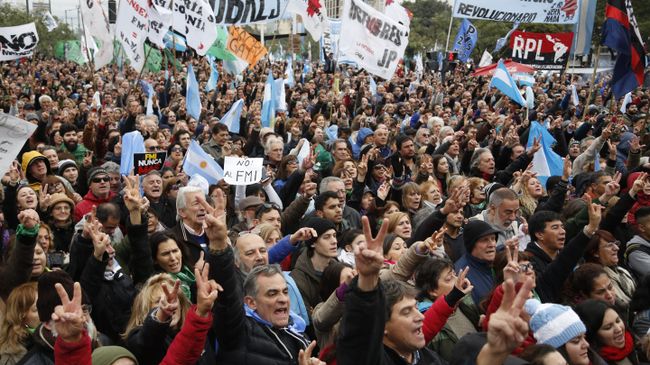 В Аргентине проходят массовые акции протеста против выделения кредита МВФ