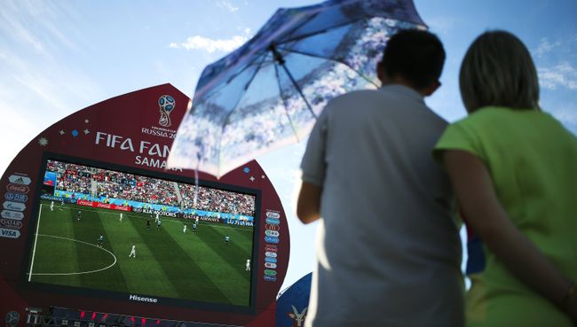Болельщики во время просмотра матча 1/4 финала чемпионата мира по футболу Болельщики во время просмотра матча 1/4 финала чемпионата мира по футболу