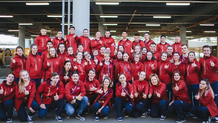 В организации и проведении чемпионата мира по футболу ФИФА 2018 года в Санкт-Петербурге помогали 1692 волонтера Оргкомитета «Россия-2018» и 2 тыс. городских волонтеров