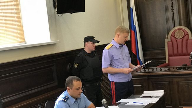 Старший следователь по особо важным делам при председателе СК России Рустам Габдулин во время избрания меры пресечения начальнику службы пожаротушения ФГКУ Андрею Бурсину. Старший следователь по особо важным делам при председателе СК России Рустам Габдулин во время избрания меры пресечения начальнику службы пожаротушения ФГКУ Андрею Бурсину.